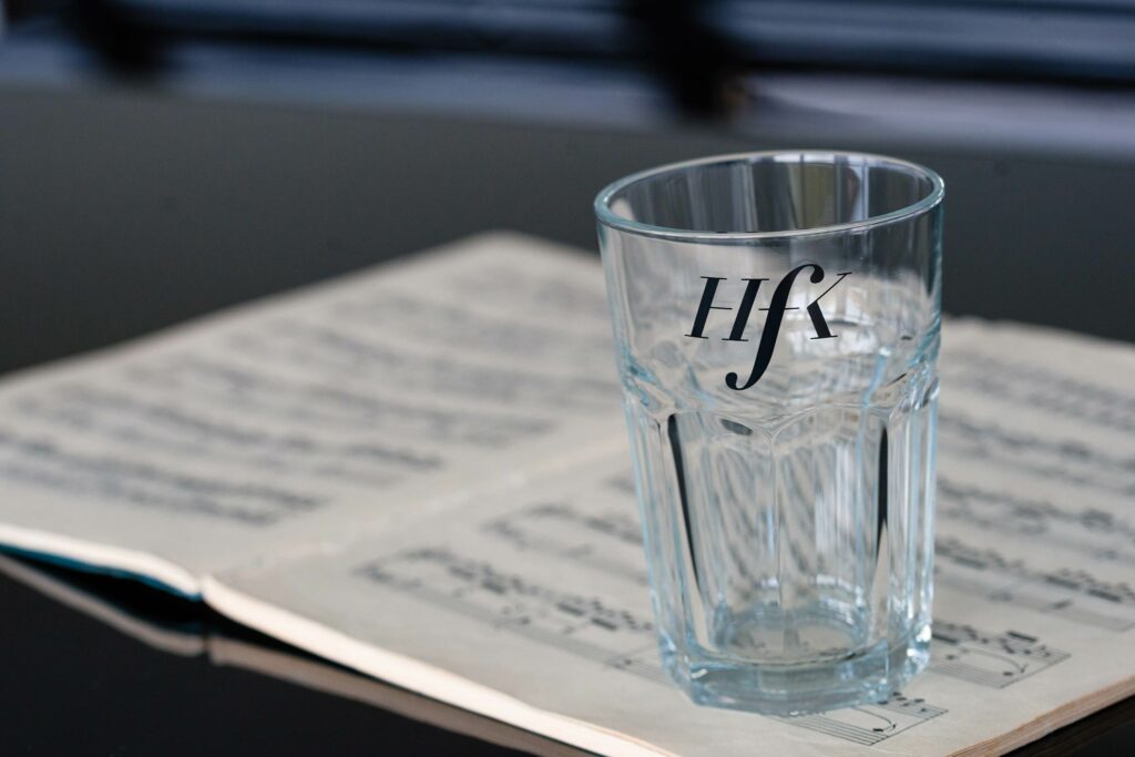 Glas Werbemittel Logodesign, Designagnentur für Hochschulen