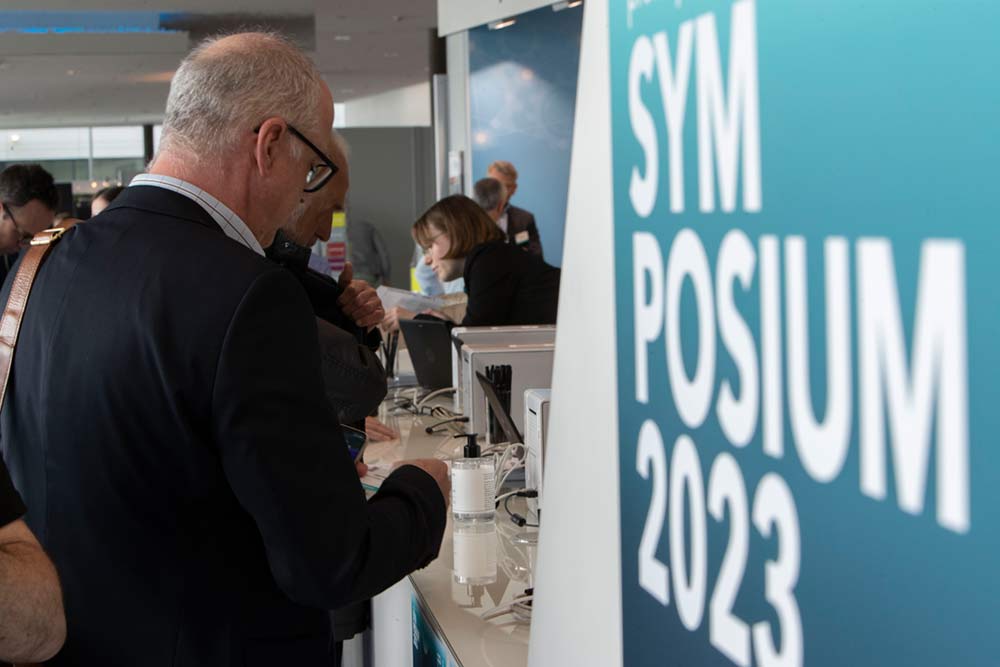 Anmeldung Counter Grafik mit Logodesign Symposium